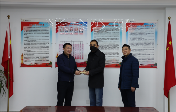 集團公司黨委委員、副總經(jīng)理胡新付到公司走訪慰問